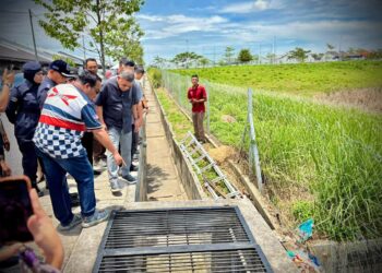 SAIFUDDIN Nasution Ismail (tengah) meninjau lokasi empat kanak-kanak yang ditemukan lemas dalam kejadian di Taman Desa Kayangan, Padang Serai di Kulim.