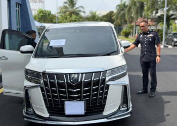 MOHD Radzi Abdul Rahim (kanan) menunjukkan Toyota Alphard yang digunakan untuk mengangkut migran warga Myanmar yang diseludup ke negara ini dalam sidang akhbar di IPD Kubang Pasu, hari ini.