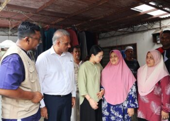 CONNIE Tan (tengah) dan Ramkarpal Singh (dua dari kiri) ketika melawat keluarga Muhammad Muhaimin Azhad Noor Hadi di Taman Tun Sardon, Pulau Pinang, hari ini.-FACEBOOK/CONNIE TAN