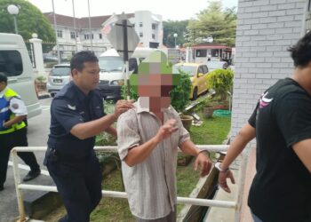 SUSPEK dibawa ke Mahkamah Majistret Kuala Kangsar hari ini bagi permohonan reman untuk membantu siasatan kes kematian wanita berusia 49 tahun di Kampung Cheh, Kuala Kangsar, Perak semalam.- UTUSAN/FADZIL ZAINOL