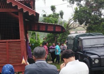 MAYAT mangsa dibawa keluar dari rumah di Kampung Cheh Kati, Kuala Kangsar.  - UTUSAN/FADZIL ZAINOL