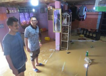 MOHD. Azmawi Fikri Abdul Ghani  (dua dari kiri) melawat rumah mangsa terjejas banjir kilat di RKT Kesedar Jeram Tekoh, Gua Musang, Kelantan.