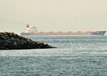 IRAN menawarkan untuk membuka Selat Hormuz dalam tempoh tujuh hari. - AFP