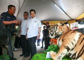 ARTHUR Joseph Kurup (kanan) melawat reruai pameran selepas Majlis Penyerahan Projek Kampung Angkat Madani dan Sekolah Angkat Madani di Kampung Basung, Hulu Terengganu, Terengganu. - UTUSAN/PUQTRA HAIRRY