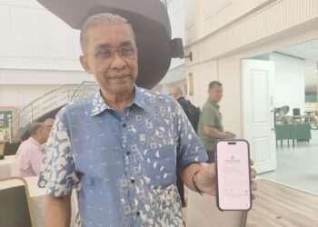 TAKIYUDDIN Hassan menunjukkan surat jemputan yang diterima daripada UMNO ke Perhimpunan Agung UMNO di  Pusat Dagangan Dunia Kuala Lumpur (WTCKL). - UTUSAN/YATIMIN ABDULLAH