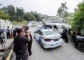 PENGAMAL media berkumpul di hadapan kediaman Najib Tun Razak di Jalan Langgak Duta, Kuala Lumpur, semalam. – UTUSAN/SHIDDIEQIIN ZON