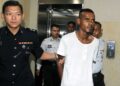 K. VIKNES (kanan) dibawa ke Mahkamah Sesyen Ipoh hari ini bagi menghadapi pertuduhan cubaan membunuh seorang anggota polis trafik, minggu lalu. - UTUSAN