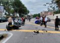 SEORANG anggota polis cedera patah tangan dan kaki selepas dirempuh sebuah kereta di kawasan lampu isyarat berhampiran bangunan SUK Perak di Ipoh hari ini.
