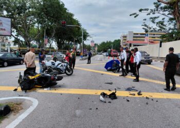 SEORANG anggota polis cedera patah tangan dan kaki selepas dirempuh sebuah kereta di kawasan lampu isyarat berhampiran bangunan SUK Perak di Ipoh hari ini.