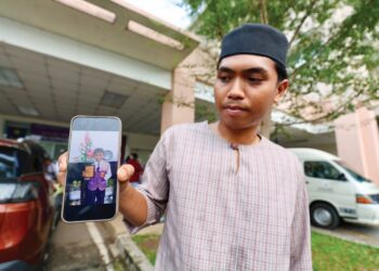 MUHAMMAD Irfan Hafizzudin Khairol Anuar menunjukkan gambar
adiknya, Muhammad Iman Nuruddin yang lemas di Kulim, semalam.
– UTUSAN/ SHAHIR NOORDIN