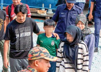 SHAFIEE Sidek (kiri) bersama anak dan isterinya selamat tiba di Jeti Trojan, Tasik Temenggor, Gerik, semalam.