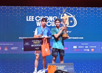 Putera Raees Rafael (kanan) bersama trofi dimenanginya, manakala, Wong Wei Shen muncul naib juara Perseorangan Lelaki Bawah 15 Tahun pada Piala Lee Chong Wei di Stadium Juara, Bukit Kiara, Kuala Lumpur, hari ini. - Ihsan Lee Chong Wei Cup