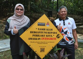 FADLUN Mak Ujud bersama Presiden dan Ketua Pegawai Eksekutif Institut Integriti Malaysia, Datuk Seri Noridah Abdul Rahim bergambar pada Majlis Pelancaran Program Legasi Integriti Khazanah Alam (LeIKA) peringkat Wilayah Persekutuan Kuala Lumpur di Taman Rimba Bukit Kerinchi, di sini hari ini. - UTUSAN/AMIR KHALID