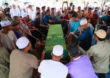 JENAZAH Dr. Ainul Baraah Kamarudin dibawa masuk ke dalam liang lahad untuk dikebumikan di Tanah Islam Sri Kedeper Baung, Pengkalan Chepa, Kelantan. - UTUSAN/KAMARUL BISMI KAMARUZAMAN