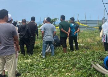 ORANG ramai melihat lokasi kejadian renjatan elektrik yang menyebabkan dua wanita maut di Pantai Air Tawar, Besut, Terengganu.