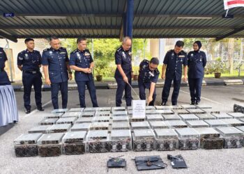 MOHD. Alwi Zainal Abidin (tengah) menunjukkan sebahagian mesin yang digunakan untuk kegiatan perlombongan bitcoin yang dirampas dalam serbuan di empat premis berasingan di Sungai Siput dan Perak Tengah pada Isnin lalu.