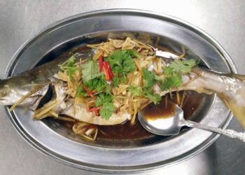Masakan ikan patin stim tempoyak hasil tangkapan nelayan Sungai Jelai antara menu utama di Restoran Azmi Ikan Stim Tempoyak terletak di Bandar Baharu Seberang Jelai, Lipis, Pahang. 
– HARIS FADILAH AHMAD