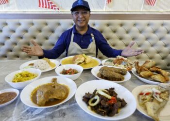 MOHD. Norhisham Awang menunjukkan hidangan ‘wajib cuba’ di restoran miliknya, Mok Yoh Pok Kob D’KL.