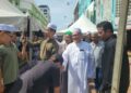 MOHD. Amar Abdullah (tengah) bersalaman dengan orang ramai yang hadir mendengar Kuliah Pagi Jumaat di Dataran Ilmu. Kota Bharu, Kelantan. - UTUSAN/MUSTAQIM MOHAMED