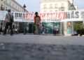 Sepanduk “Tiada lagi Maricarmen’ dipasang di  hadapan pejabat Presiden Komuniti Madrid di dataran Puerta del Sol, Madrid. - AFP.