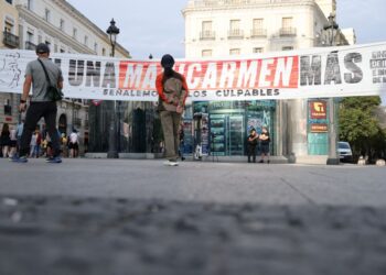Sepanduk “Tiada lagi Maricarmen’ dipasang di  hadapan pejabat Presiden Komuniti Madrid di dataran Puerta del Sol, Madrid. - AFP.