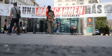 Sepanduk “Tiada lagi Maricarmen’ dipasang di  hadapan pejabat Presiden Komuniti Madrid di dataran Puerta del Sol, Madrid. - AFP.