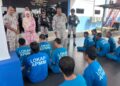 KAMAL Mohamed (tengah) menyoal siasat nelayan warga Vietnam yang ditahan di Ibu Pejabat Maritim Malaysia, Tok Bali dekat Pasir Puteh, Kelantan.