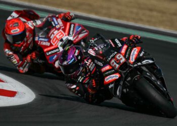 JORGE Martin (kanan) bersaing bersama Marc Marquez. - AFP