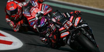 JORGE Martin (kanan) bersaing bersama Marc Marquez. - AFP