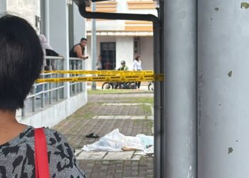 SEORANG lelaki maut selepas dipercayai terjatuh dari bangunan Pasar Besar Ipoh di Jalan Laksamana, Ipoh hari ini.