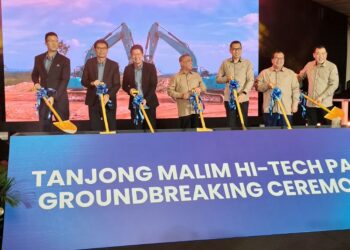 SAARANI Mohamad (tengah) pada Majlis Pelancaran Rasmi dan Majlis Pecah Tanah Taman Teknologi Tinggi Tanjong Malim di  Tanjung Malim hari ini.