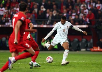 PENYERANG Perancis, Kylian Mbappe meledak gol pembukaan ketika membantu Les Bleus menewaskan Turkiye 1-0 dalam aksi Liga Negara-Negara di Stadium Kocaeli, Izmit, semalam. - AFP