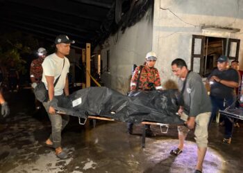MAYAT Kong Choo Hock dibawa keluar dari rumahnya yang terbakar di Pasar Gok Kapor, Jalan Pantai Cahaya Bulan, Kota Bharu, Kelantan. - UTUSAN/ ROSLIZA MOHAMED