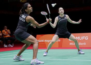 Pearly Tan-M. Thinaah beraksi menentang Liu Sheng Shu-Tan Ning dalam separuh akhir beregu wanita Sukan Asia Aichi-Nagoya 2026 di Ichinomiya City Municipal Gymnasium, semalam. - BERNAMA