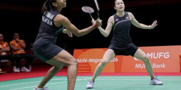 Pearly Tan-M. Thinaah beraksi menentang Liu Sheng Shu-Tan Ning dalam separuh akhir beregu wanita Sukan Asia Aichi-Nagoya 2026 di Ichinomiya City Municipal Gymnasium, semalam. - BERNAMA