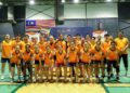 Mohamad Azlan Iskandar (tengah) bersama skuad badminton negara yang akan membawa cabaran Sukan Asia Aichi Nagoya 2026 di Akademi Badminton Bukit Kiara, Kuala Lumpur, semalam. - UTUSAN/ISKANDAR ISHAK