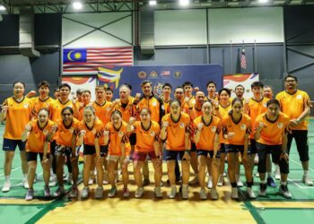 Mohamad Azlan Iskandar (tengah) bersama skuad badminton negara yang akan membawa cabaran Sukan Asia Aichi Nagoya 2026 di Akademi Badminton Bukit Kiara, Kuala Lumpur, semalam. - UTUSAN/ISKANDAR ISHAK