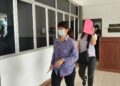 LING Mei Yen (depan) didenda RM25,000 oleh Mahkamah Sesyen Seri Manjung atas kesalahan berkaitan barangan kawalan berjadual RON95, Mei lalu.