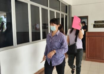 LING Mei Yen (depan) didenda RM25,000 oleh Mahkamah Sesyen Seri Manjung atas kesalahan berkaitan barangan kawalan berjadual RON95, Mei lalu.