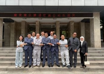 DELEGASI Persatuan Keselamatan dan Kesihatan Pekerjaan Malaysia (MiSHA) diketuai  Abd. Mutalib Abd. Gapar (depan, empat dari kiri) dan kakitangan Nanjing Chemical Construction Co. Ltd. (NCC) bergambar semasa lawatan persatuan itu di ibu pejabat NCC di Yangxin Road, Nanjing, Jiangsu, China, baru-baru ini.