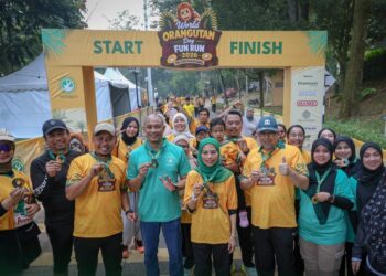 NORAINI Ahmad (depan, empat dari kanan) bersama Ketua Setiausaha Kementerian Perladangan dan Komoditi merangkap Pengerusi MPOGCF, Datuk Yusran Shah Mohd Yusof (tiga dari kanan); Pengarah Program WOD 2026, Tuan Nazuri Tuan Ismail (empat dari kiri) dan Pengurus Kewangan & Pentadbiran MPOGCF, Ismail Harun (tiga dari kiri) bergambar Bersama peserta World Orangutan Day Fun Run 2026 anjuran Yayasan Pemuliharaan Hijau Minyak Sawit Malaysia (MPOGCF) di Taman Botani, Putrajaya, baru-baru ini.