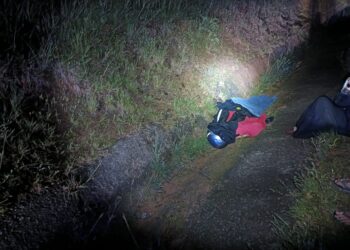 KEADAAN kemalangan yang meragut nyawa seorang penunggang motosikal Yamaha RXZ di Kilometer 406.4 Lebuhraya Pantai Timur 2 (LPT2) arah Ajil-Te­lemong, Hulu Terengganui. - IHSAN POLIS