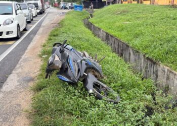 KEADAAN motosikal yang terlibat kemalangan meragut nyawa kanak-kanak berusia lapan tahun di Kilometer 50 Jalan Kuala Terengganu -Kota Bharu di Setiu, Terengganu.