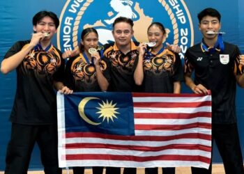 Rabiatul Adawiyah Mohd Yunus (dua dari kiri) meraih emas kategori 48 kilogram Bawah 24 Tahun pada Kejohanan Muay Thai Senior Dunia IFMA 2026 di Kosovo. - IHSAN PERSATUAN MUAY THAI MALAYSIA