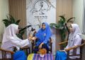 Murid Tingkatan 3, SMK Jamin 2 Muhammad Iskandar (kiri) dan Syifa Hanie (kanan)meningkatkan keyakinan diri melalui penglibatan sebagai pengacara dalam sesi podcast TVPSS Jasmin On The Go.