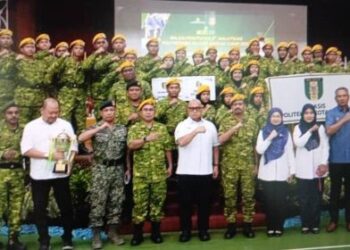 Dr. Aminuddin Hassim (tengah) bersama mahasiswa daripada 13 Politeknik seluruh negara menyertai Malaysian Polytechnic RELASIS Annual Camp (MalPRAC) 2026 yang diadakan di Politeknik Nilai, Negeri Sembilan baru-baru ini.