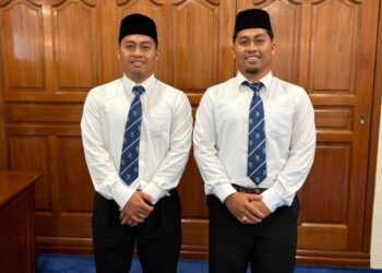 Nik Muhammad Rukaini Nik Mohd Kamal dan adik kembarnya, Nik Ahmad Ruzaini Nik Mohd Kamal semasa mendaftar sebagai pelajar baharu Universiti Kebangsaan Malaysia (UKM).