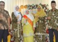 Cikgu Khalipah  Salleh (tengah) bersama guru besar dan para pentadbir sebelum meninggalkan alam perguruan.