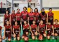Auji Kiasatina Bahari (berdiri belakang, dua dari kanan) bersama jurulatih dan pemain yang mewakili Majlis Sukan Sekolah Pahang ke pertandingan Bola Keranjang Bawah 12 Tahun, Majlis Sukan Sekolah Malaysia di Lipis, Pahang baru-baru ini. – UTUSAN/HARIS FADILAH AHMAD.