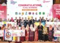 Heng Zee Wang Abidin Marjan bergambar dengan wakil-wakil sekolah yang menjadi pemenang bagi kategori sekolah menengah pada majlis Anugerah Sekolah Paling Sihat AIA di Kuala Lumpur baru-baru ini.